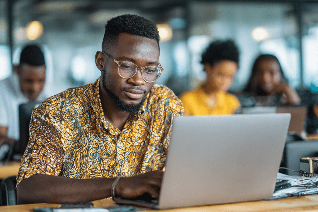 Candidat consultant les offres d’emploi UMO sur son ordinateur